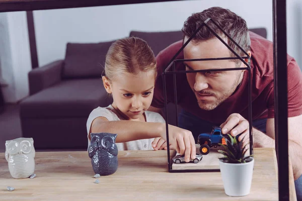 Father and daughter playing car toys — Free Stock Photo