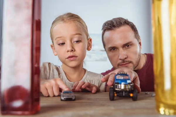 Κόρη και πατέρας παίζει παιχνίδια αυτοκίνητο — Φωτογραφία Αρχείου