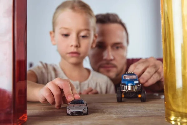 Dcera a otec hrající auto hračky — Stock fotografie