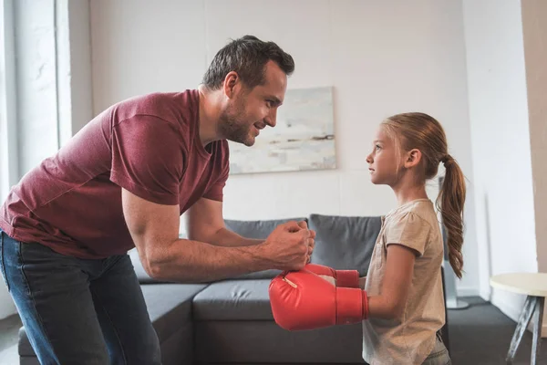 Father teaching daughter boxing — Stock Photo, Image