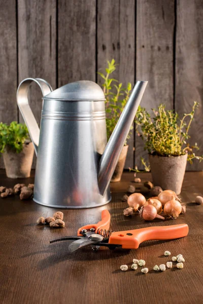 Potatore da giardino su tavolo in legno — Foto stock