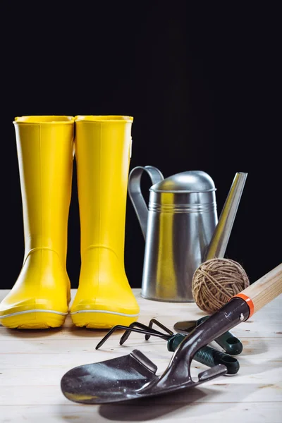 Botas de borracha e ferramentas de jardim — Fotografia de Stock