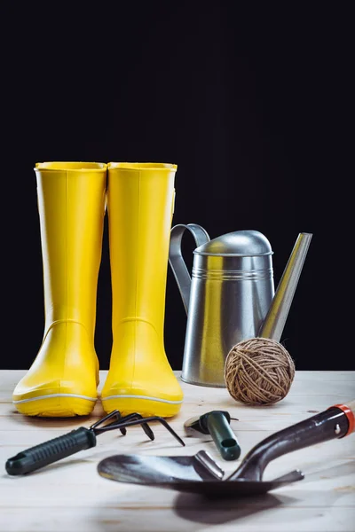 Botas de goma y herramientas de jardín - foto de stock