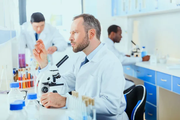 Doctors working at testing laboratory — Stock Photo