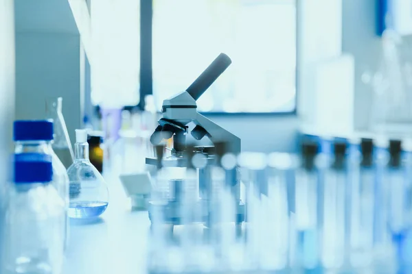 Equipos médicos modernos en el laboratorio de pruebas - foto de stock