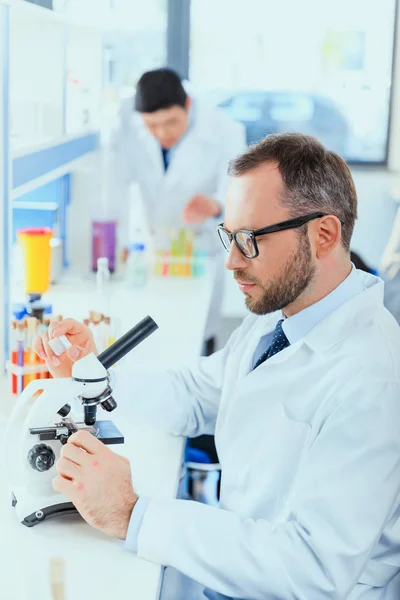 Doctors working at testing laboratory — Stock Photo