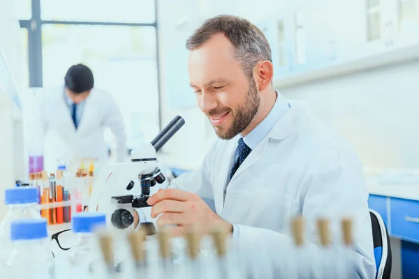 Médicos que trabalham no laboratório de testes — Fotografia de Stock