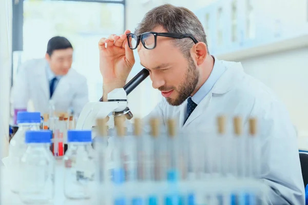 Doctors working at testing laboratory — Stock Photo