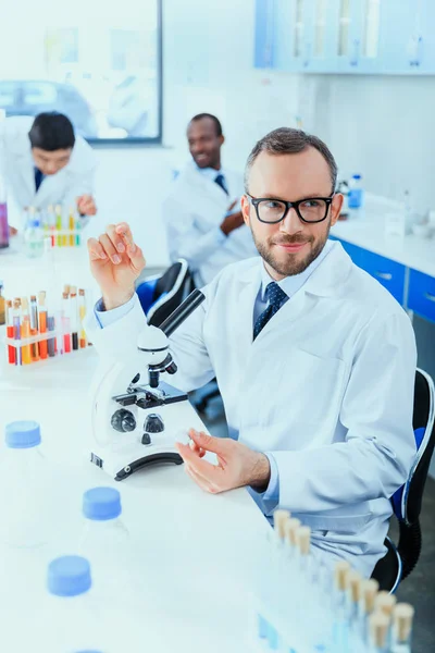 Doctors working at testing laboratory — Stock Photo