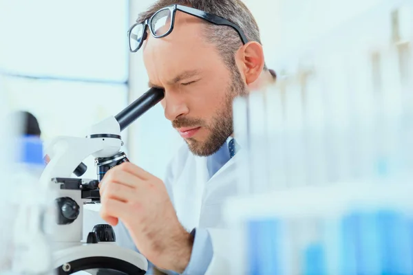 Médico que trabaja en el laboratorio de pruebas - foto de stock