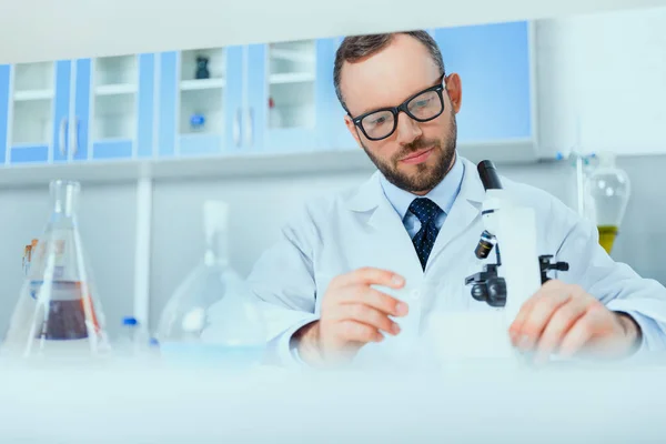 Médico que trabaja en el laboratorio de pruebas - foto de stock