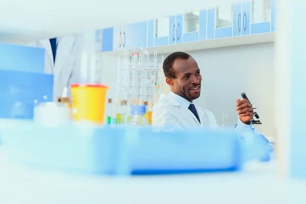 Doctors working at testing laboratory — Stock Photo