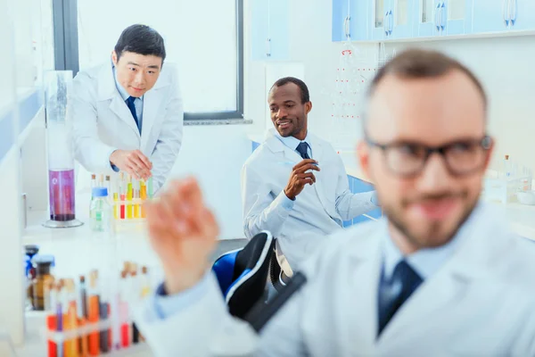 Médicos que trabalham no laboratório de testes — Fotografia de Stock