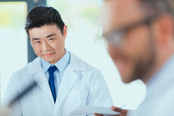 Doctors working at testing laboratory — Stock Photo