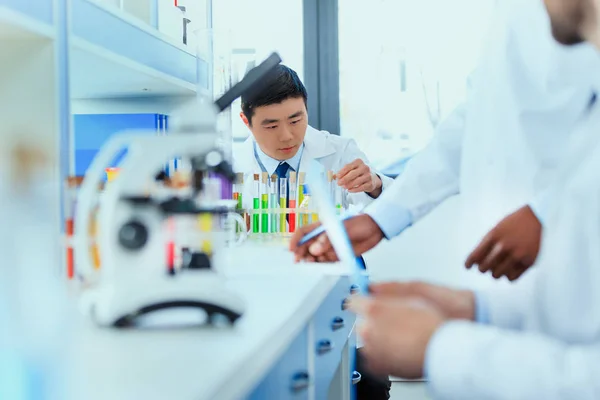 Médicos que trabajan en el laboratorio de pruebas - foto de stock