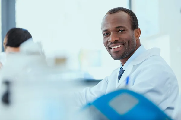 Médecins travaillant au laboratoire d'essais — Photo de stock