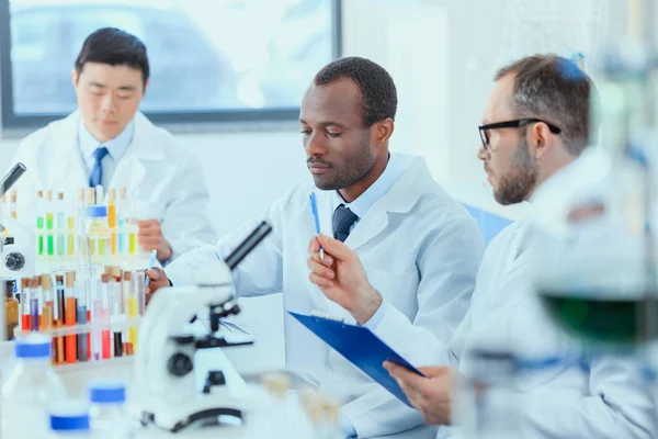 Doctors working at testing laboratory — Stock Photo