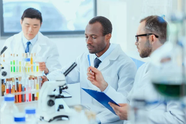 Médicos que trabajan en el laboratorio de pruebas - foto de stock