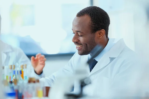 Doctors working at testing laboratory — Stock Photo