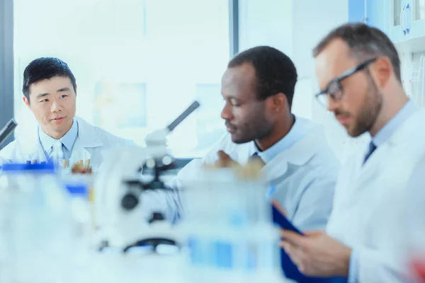 Doctors working at testing laboratory — Stock Photo