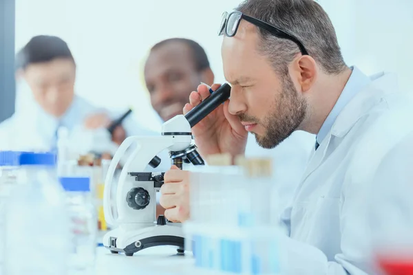 Doctors working at testing laboratory — Stock Photo