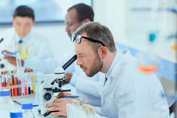 Médicos que trabalham no laboratório de testes — Fotografia de Stock