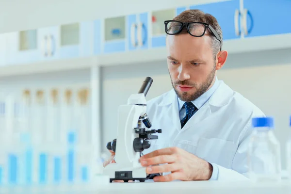 Doctor working at testing laboratory — Stock Photo