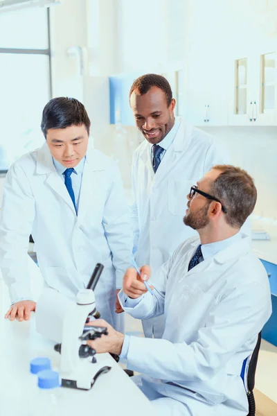 Doctors working at testing laboratory — Stock Photo