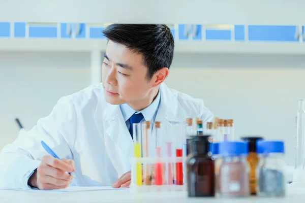 Азіатський лікар працює на випробувальній лабораторії — стокове фото