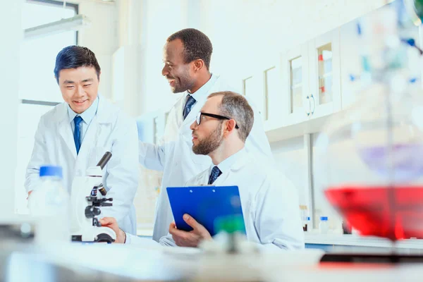 Médecins travaillant au laboratoire d'essais — Photo de stock