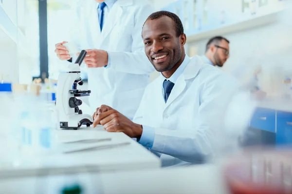 Médicos que trabalham no laboratório de testes — Fotografia de Stock