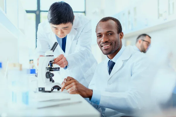 Médicos que trabajan en el laboratorio de pruebas - foto de stock