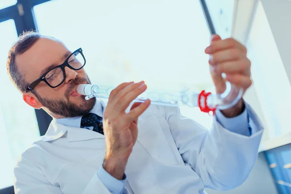 Médecin travaillant au laboratoire d'essai — Photo de stock