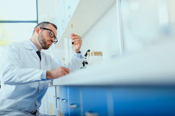 Cientista que trabalha em laboratório — Fotografia de Stock