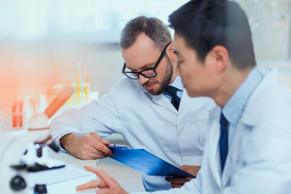 Wissenschaftler arbeiten im Labor — Stockfoto