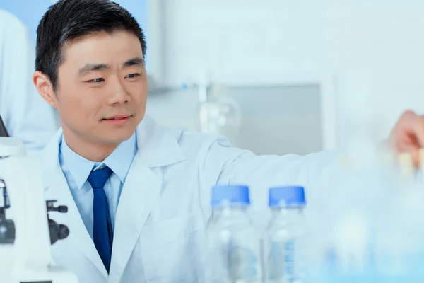 Cientista que trabalha em laboratório — Fotografia de Stock