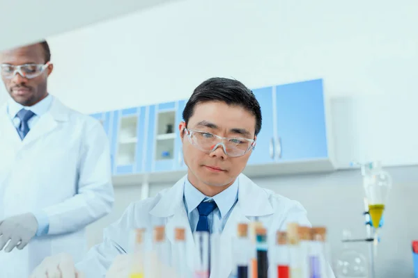 Científicos trabajando en laboratorio - foto de stock