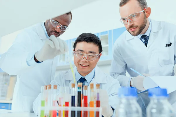 Cientistas que trabalham em laboratório — Fotografia de Stock