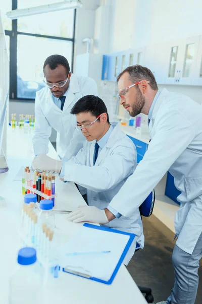 Científicos trabajando en laboratorio - foto de stock