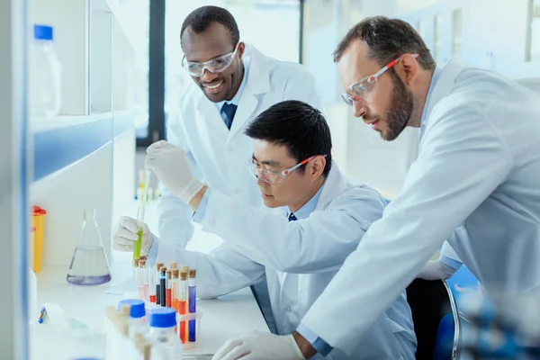 Cientistas que trabalham em laboratório — Fotografia de Stock