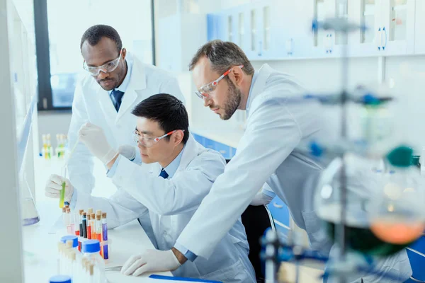 Scientists working in lab — Stock Photo