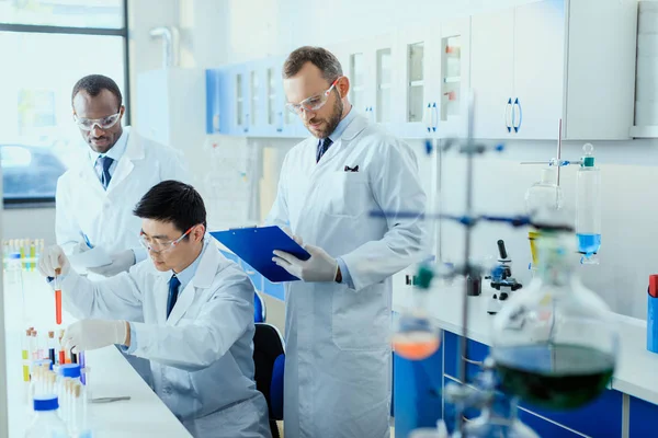 Scienziati che lavorano in laboratorio — Foto stock