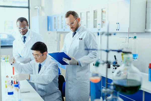 Cientistas que trabalham em laboratório — Fotografia de Stock