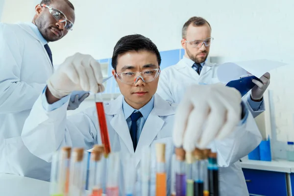 Científicos trabajando en laboratorio - foto de stock