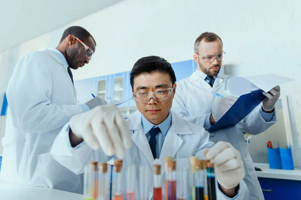 Científicos trabajando en laboratorio - foto de stock