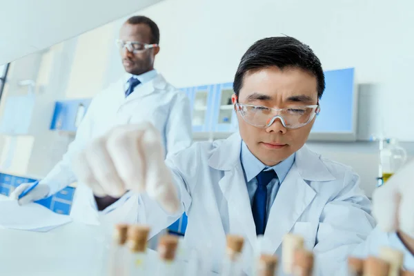 Cientistas que trabalham em laboratório — Fotografia de Stock