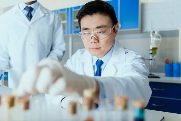 Wissenschaftler arbeitet im Labor — Stockfoto