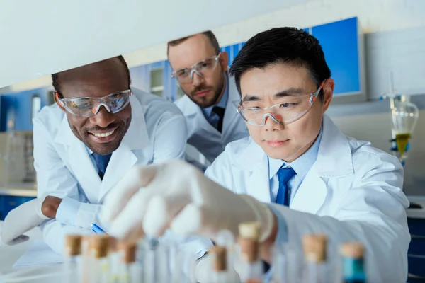 Cientistas que trabalham em laboratório — Fotografia de Stock