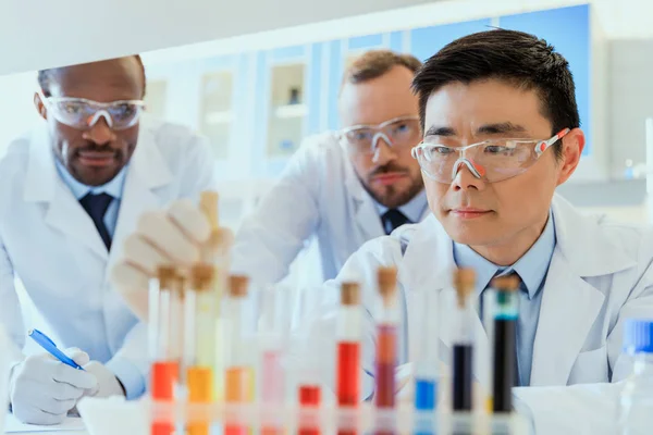 Cientistas que trabalham em laboratório — Fotografia de Stock