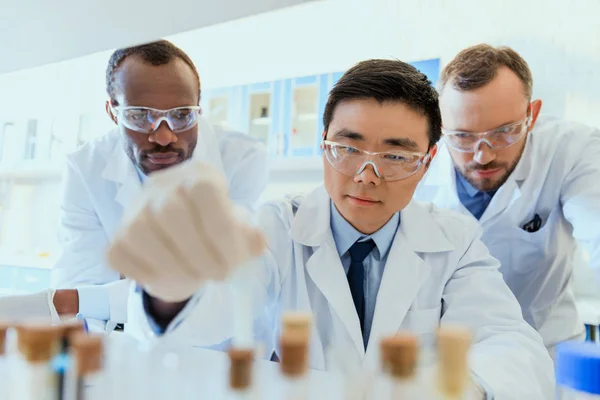 Científicos trabajando en laboratorio - foto de stock